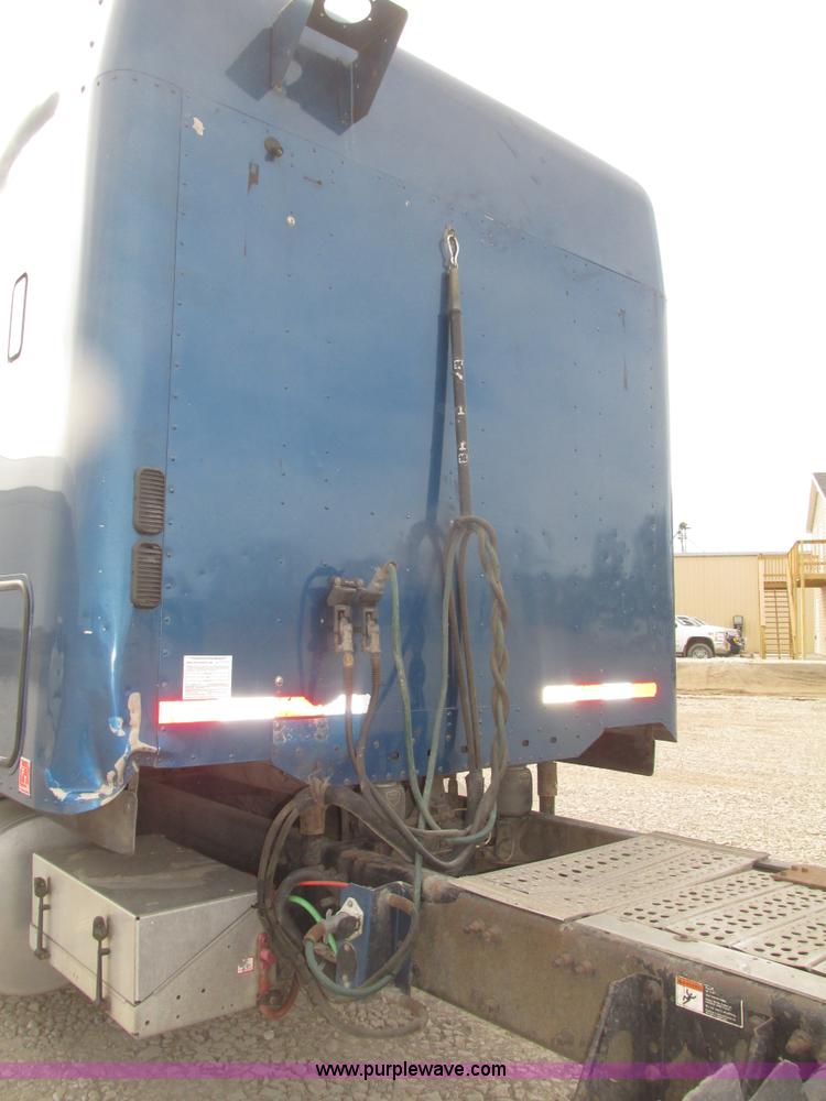 image for item H4734 2005 Freightliner Columbia semi truck