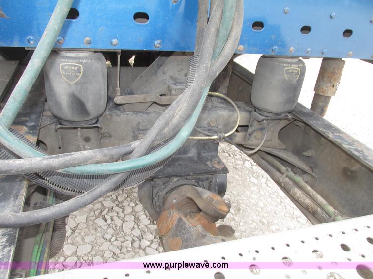 image for item H4734 2005 Freightliner Columbia semi truck