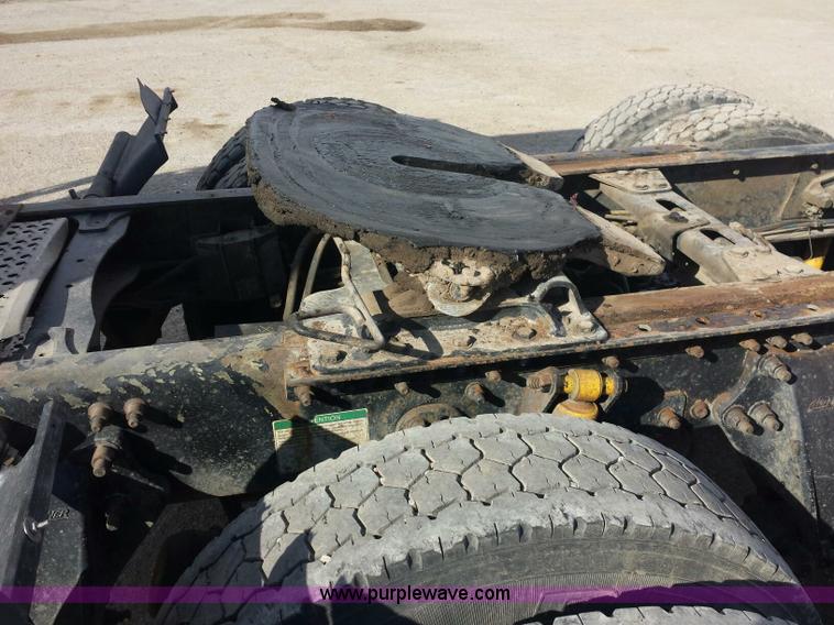 image for item H4734 2005 Freightliner Columbia semi truck