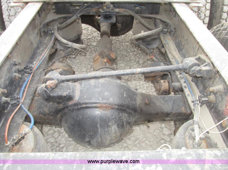 image for item H4734 2005 Freightliner Columbia semi truck