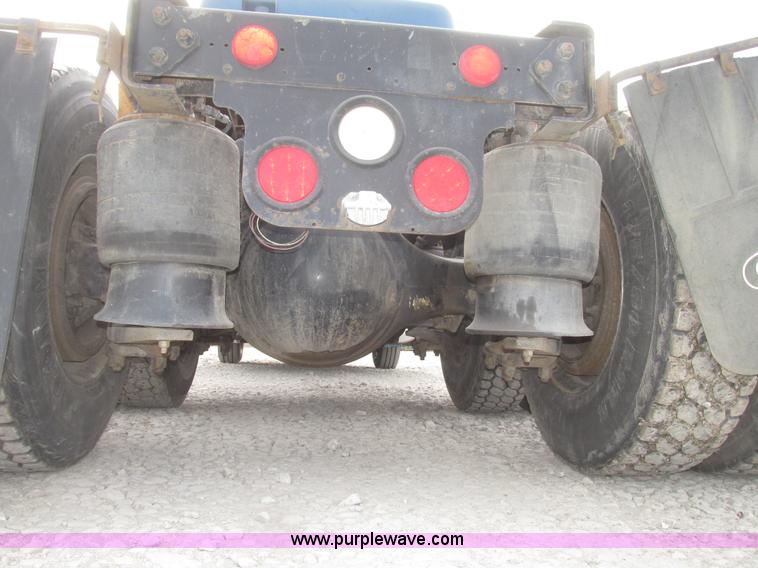 image for item H4734 2005 Freightliner Columbia semi truck