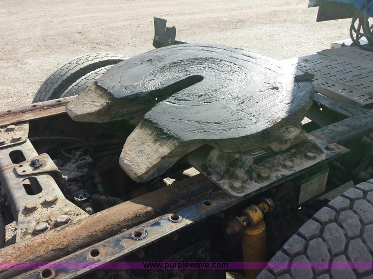 image for item H4734 2005 Freightliner Columbia semi truck