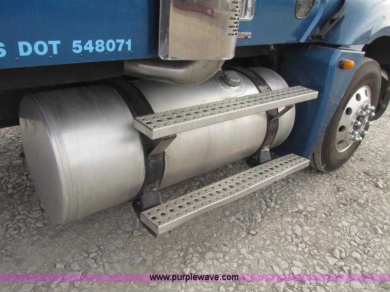 image for item H4734 2005 Freightliner Columbia semi truck