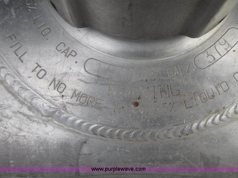 image for item H4734 2005 Freightliner Columbia semi truck