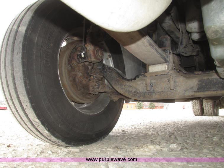 image for item H4734 2005 Freightliner Columbia semi truck