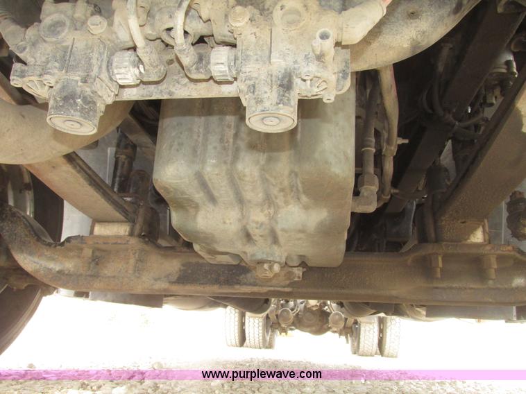 image for item H4734 2005 Freightliner Columbia semi truck