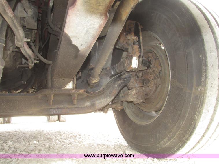 image for item H4734 2005 Freightliner Columbia semi truck