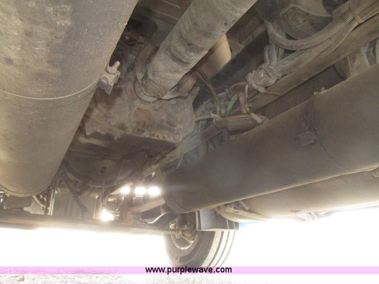 image for item H4734 2005 Freightliner Columbia semi truck