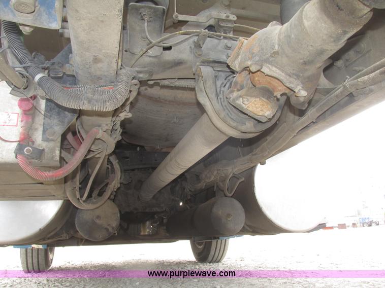 image for item H4734 2005 Freightliner Columbia semi truck