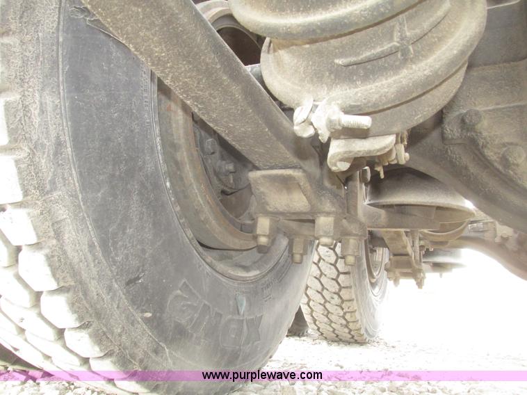 image for item H4734 2005 Freightliner Columbia semi truck