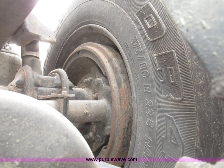 image for item H4734 2005 Freightliner Columbia semi truck