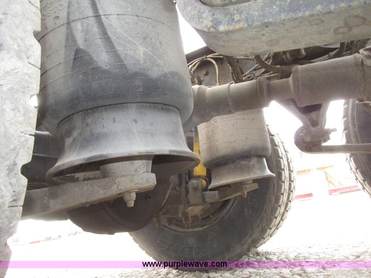 image for item H4734 2005 Freightliner Columbia semi truck