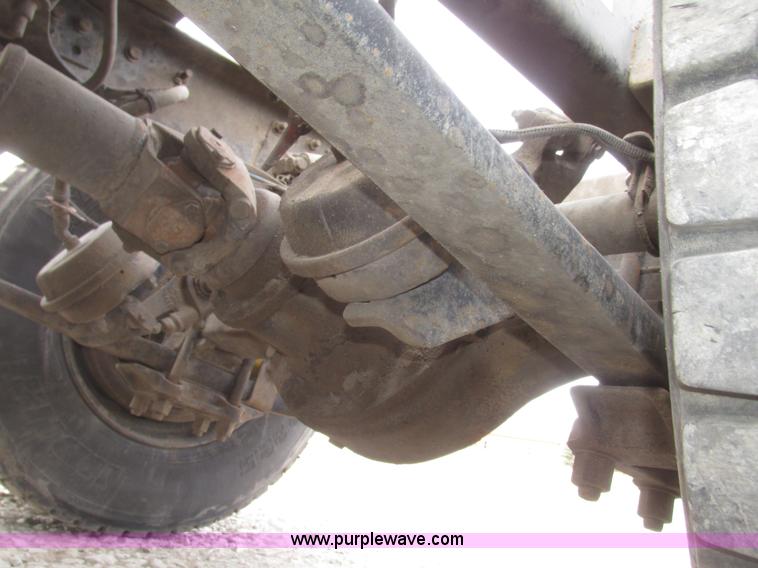 image for item H4734 2005 Freightliner Columbia semi truck