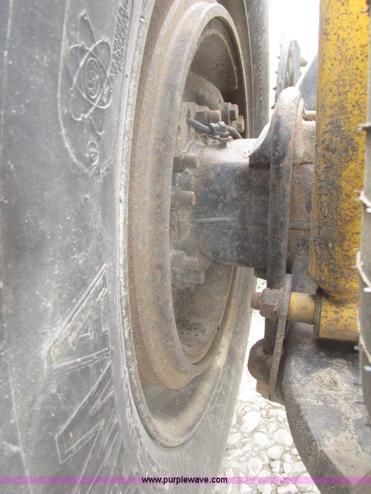 image for item H4734 2005 Freightliner Columbia semi truck