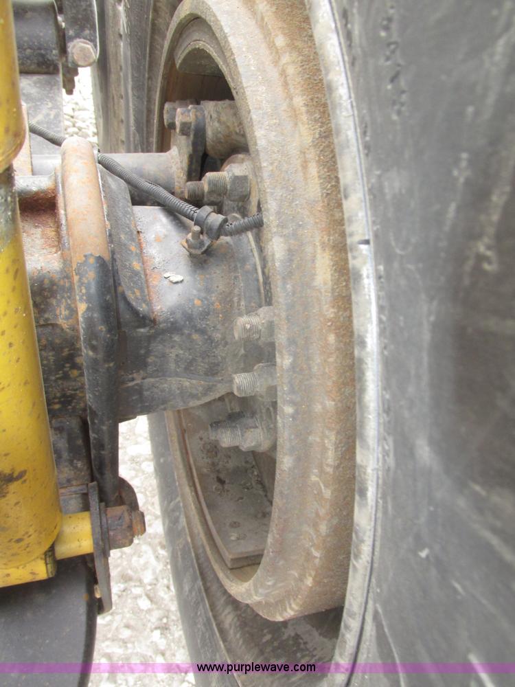 image for item H4734 2005 Freightliner Columbia semi truck