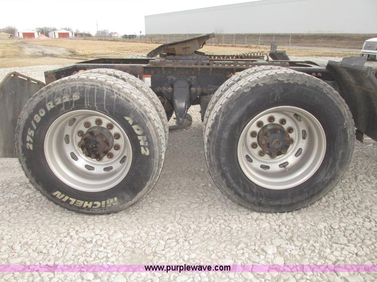 image for item H4734 2005 Freightliner Columbia semi truck