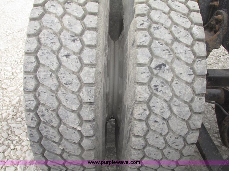 image for item H4734 2005 Freightliner Columbia semi truck