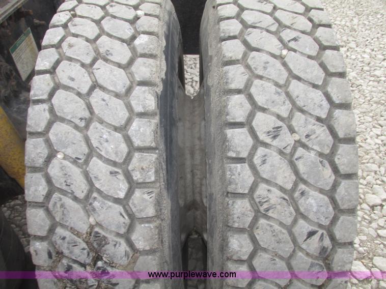 image for item H4734 2005 Freightliner Columbia semi truck