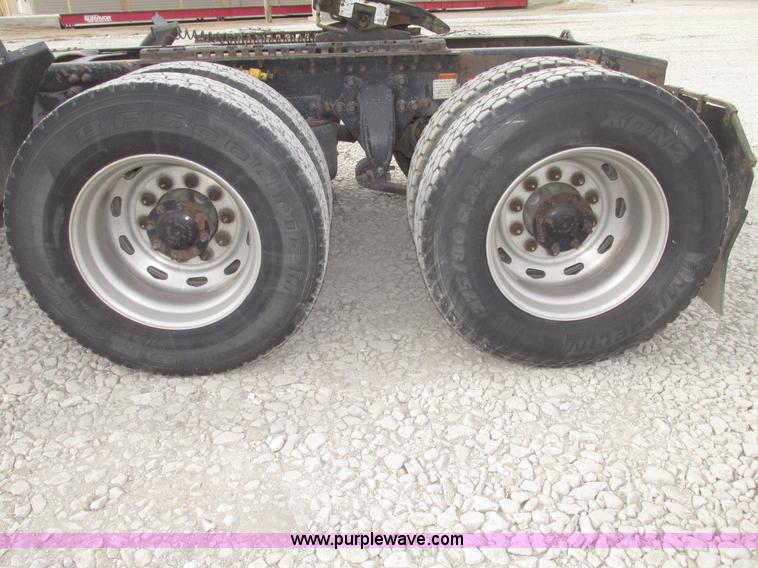 image for item H4734 2005 Freightliner Columbia semi truck