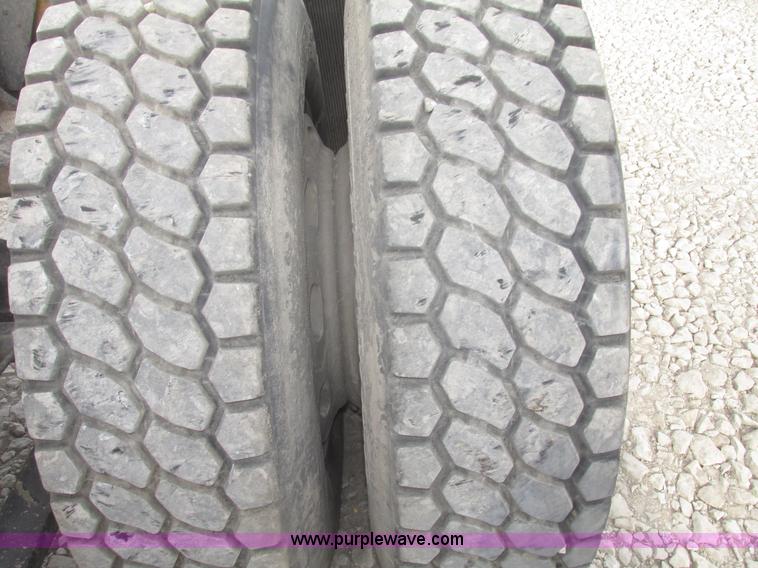 image for item H4734 2005 Freightliner Columbia semi truck