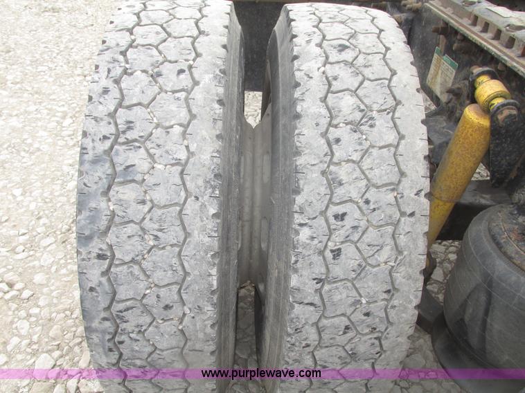 image for item H4734 2005 Freightliner Columbia semi truck