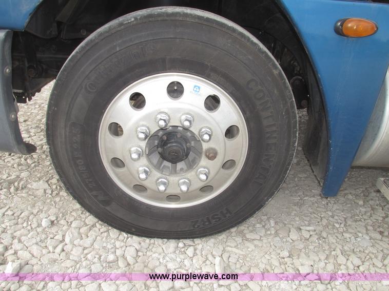 image for item H4734 2005 Freightliner Columbia semi truck