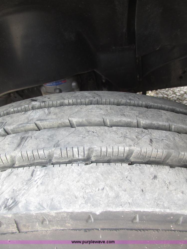 image for item H4734 2005 Freightliner Columbia semi truck