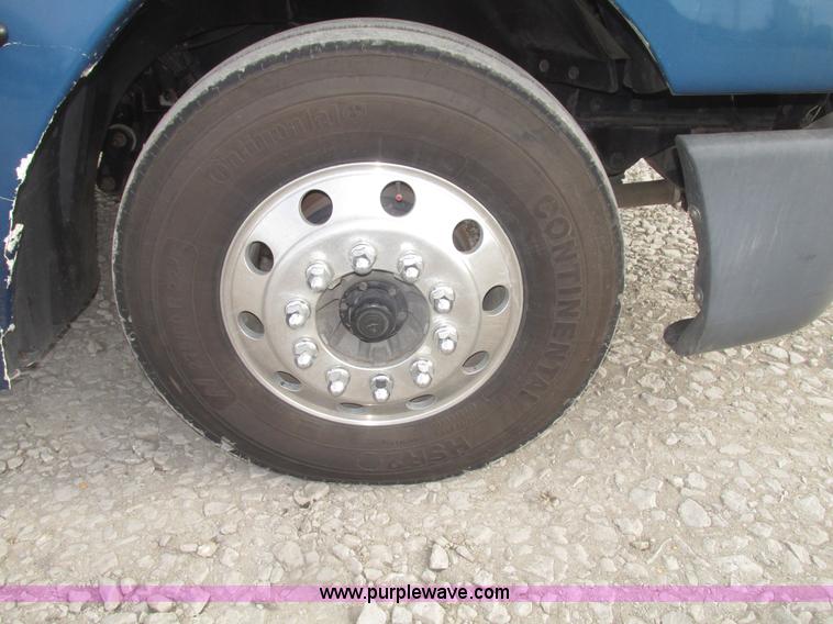 image for item H4734 2005 Freightliner Columbia semi truck