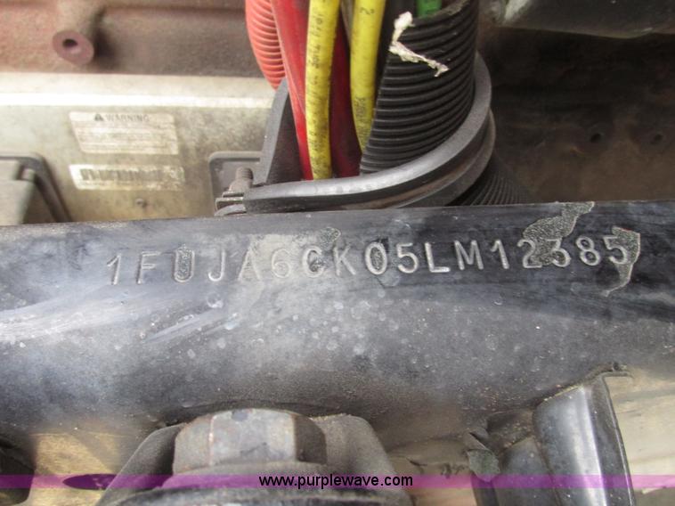 image for item H4734 2005 Freightliner Columbia semi truck