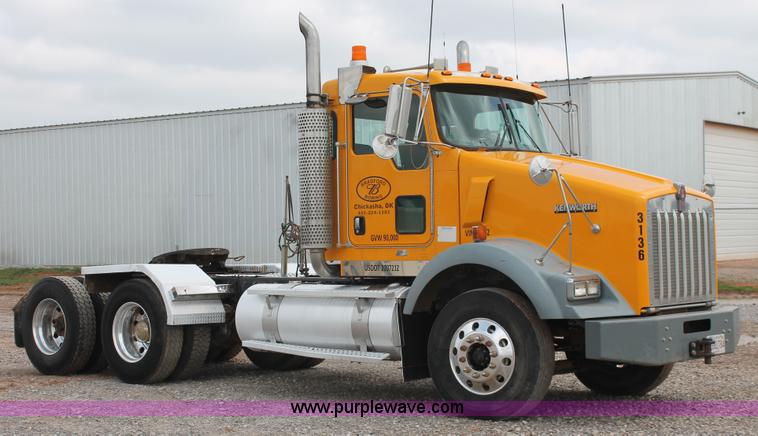 image for item H5865 2005 Kenworth T800 semi truck