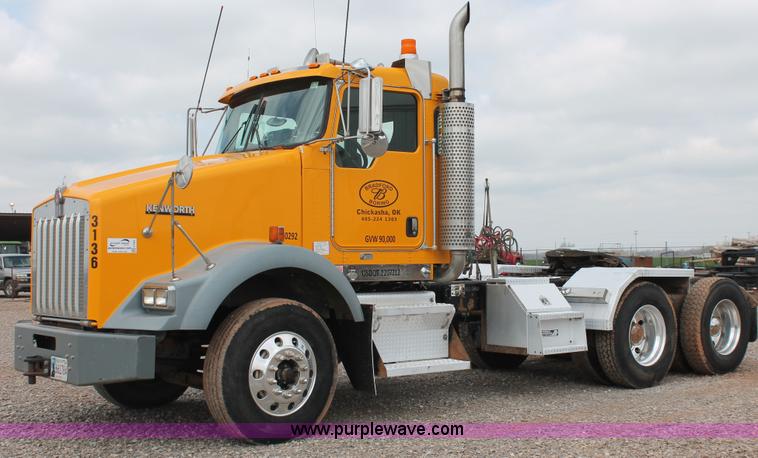 image for item H5865 2005 Kenworth T800 semi truck