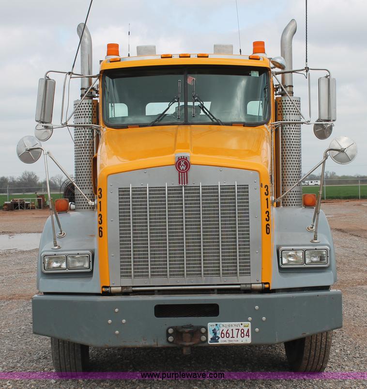 image for item H5865 2005 Kenworth T800 semi truck