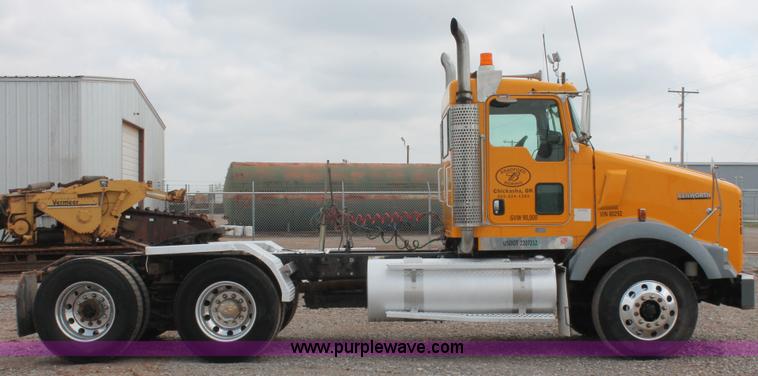 image for item H5865 2005 Kenworth T800 semi truck