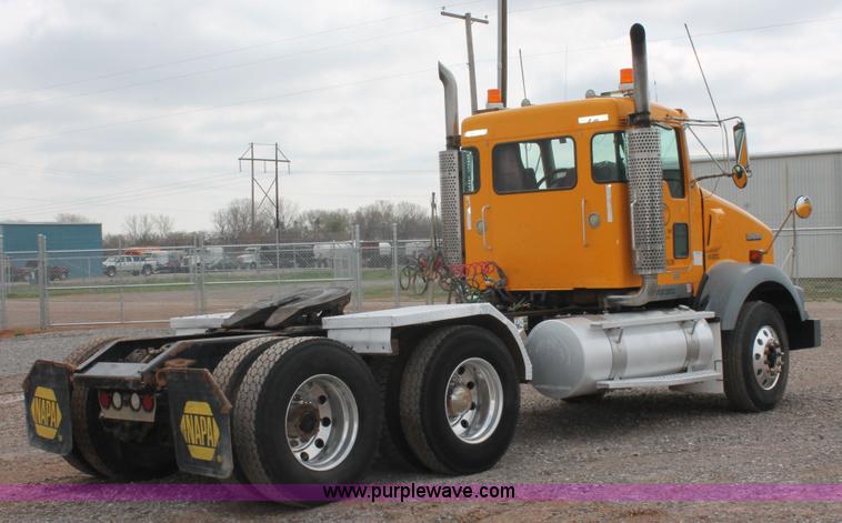 image for item H5865 2005 Kenworth T800 semi truck