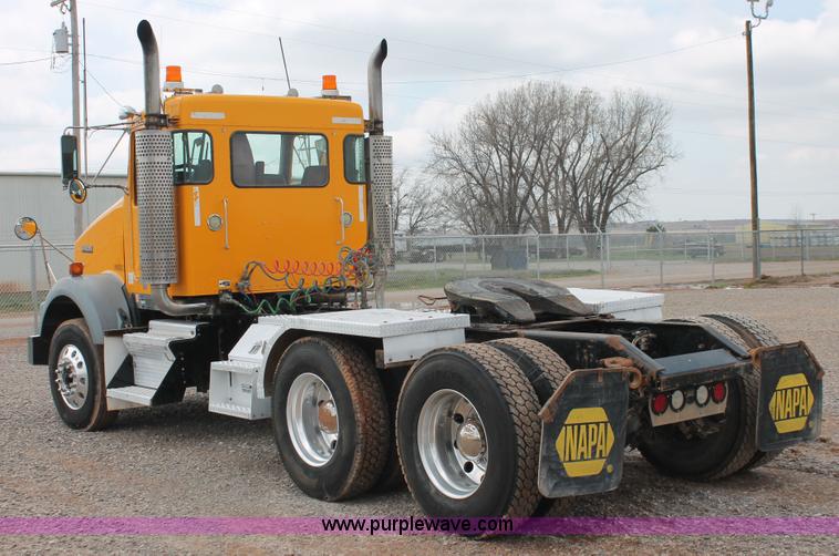 image for item H5865 2005 Kenworth T800 semi truck