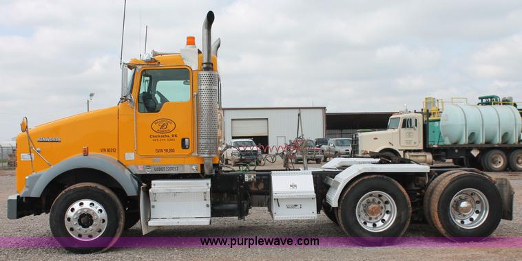image for item H5865 2005 Kenworth T800 semi truck