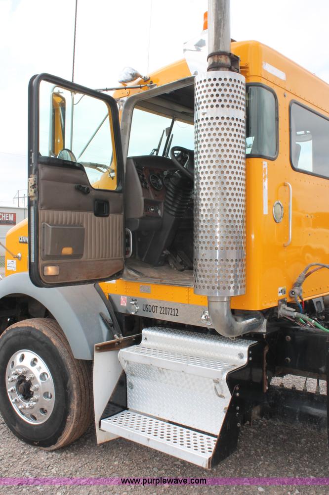image for item H5865 2005 Kenworth T800 semi truck