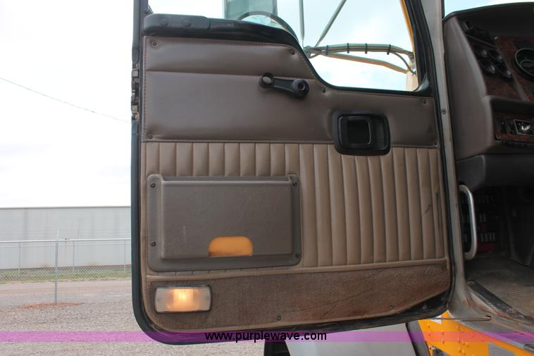 image for item H5865 2005 Kenworth T800 semi truck