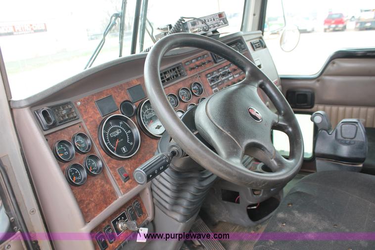 image for item H5865 2005 Kenworth T800 semi truck