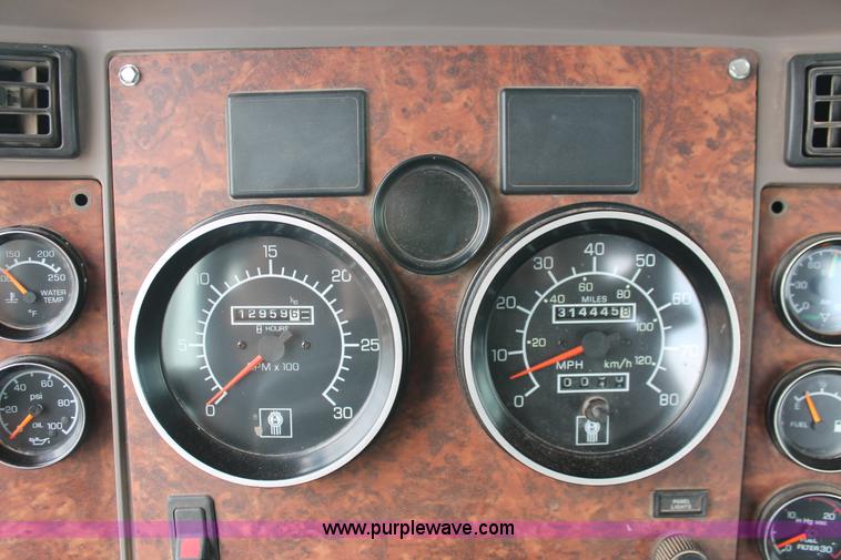 image for item H5865 2005 Kenworth T800 semi truck