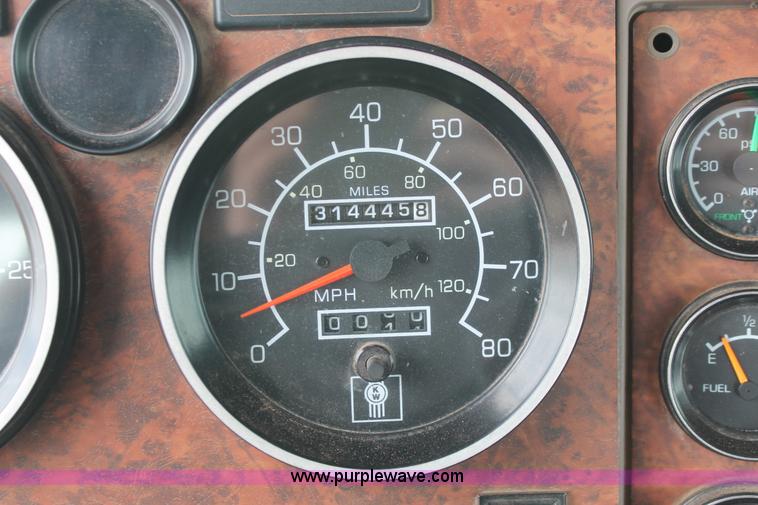 image for item H5865 2005 Kenworth T800 semi truck