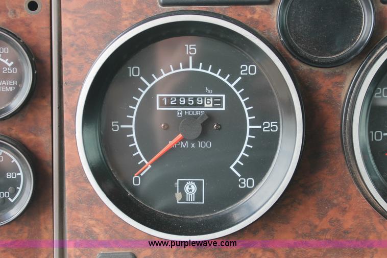 image for item H5865 2005 Kenworth T800 semi truck