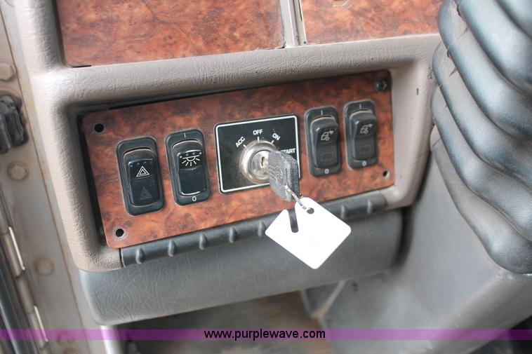 image for item H5865 2005 Kenworth T800 semi truck