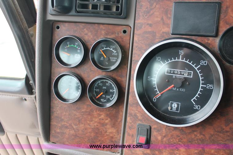 image for item H5865 2005 Kenworth T800 semi truck