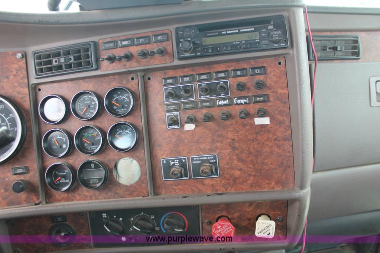 image for item H5865 2005 Kenworth T800 semi truck