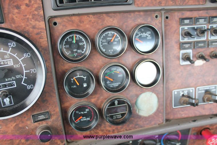 image for item H5865 2005 Kenworth T800 semi truck