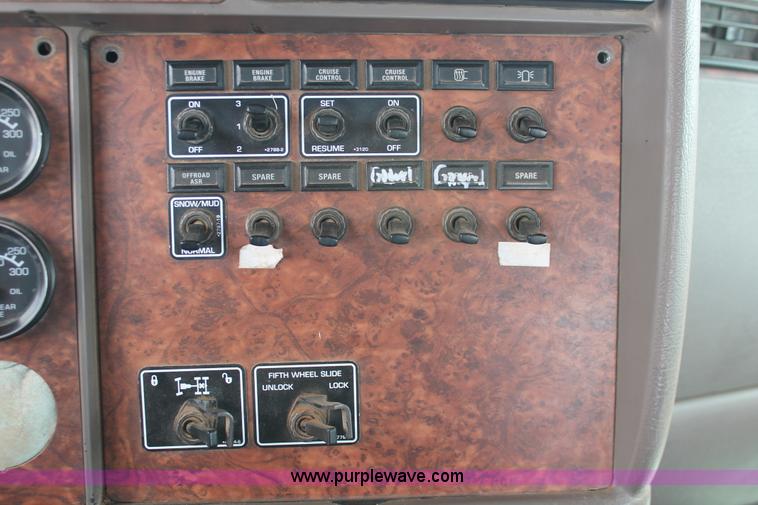 image for item H5865 2005 Kenworth T800 semi truck