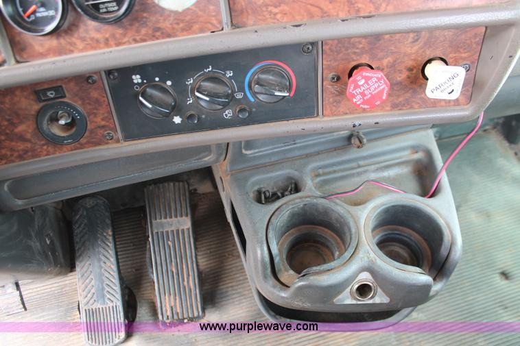 image for item H5865 2005 Kenworth T800 semi truck