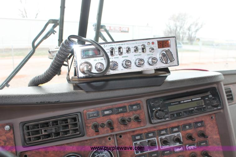 image for item H5865 2005 Kenworth T800 semi truck