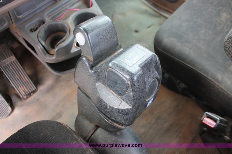 image for item H5865 2005 Kenworth T800 semi truck